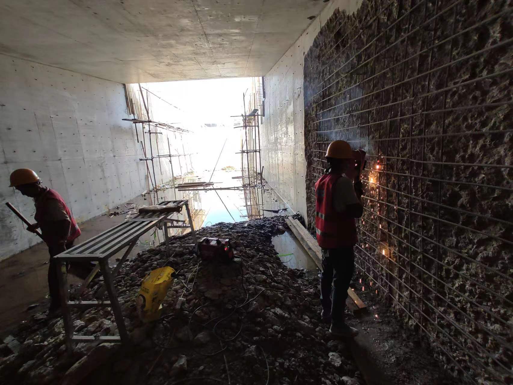 泽州挖断承重墙导致楼体开裂，加固施工方案出炉